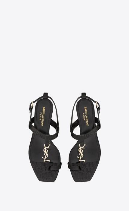 유럽직배송 입생로랑 SAINT LAURENT cassandra flat sandals in crocodile-embossed leather with gold-tone monogram 6645202ZEOO1000