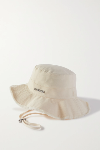 유럽직배송 자크뮈스 버킷햇 JACQUEMUS Le Bob Artichaut frayed embellished cotton-canvas bucket hat 25185454455760497