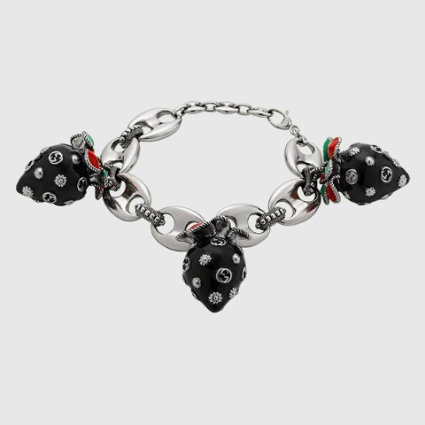 유럽직배송 구찌 GUCCI Bracelet with strawberry pendants 700909I14588520